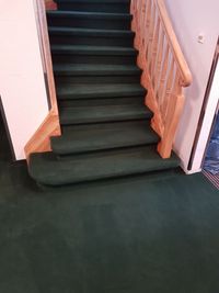 Treppe mit Teppich verlegen.